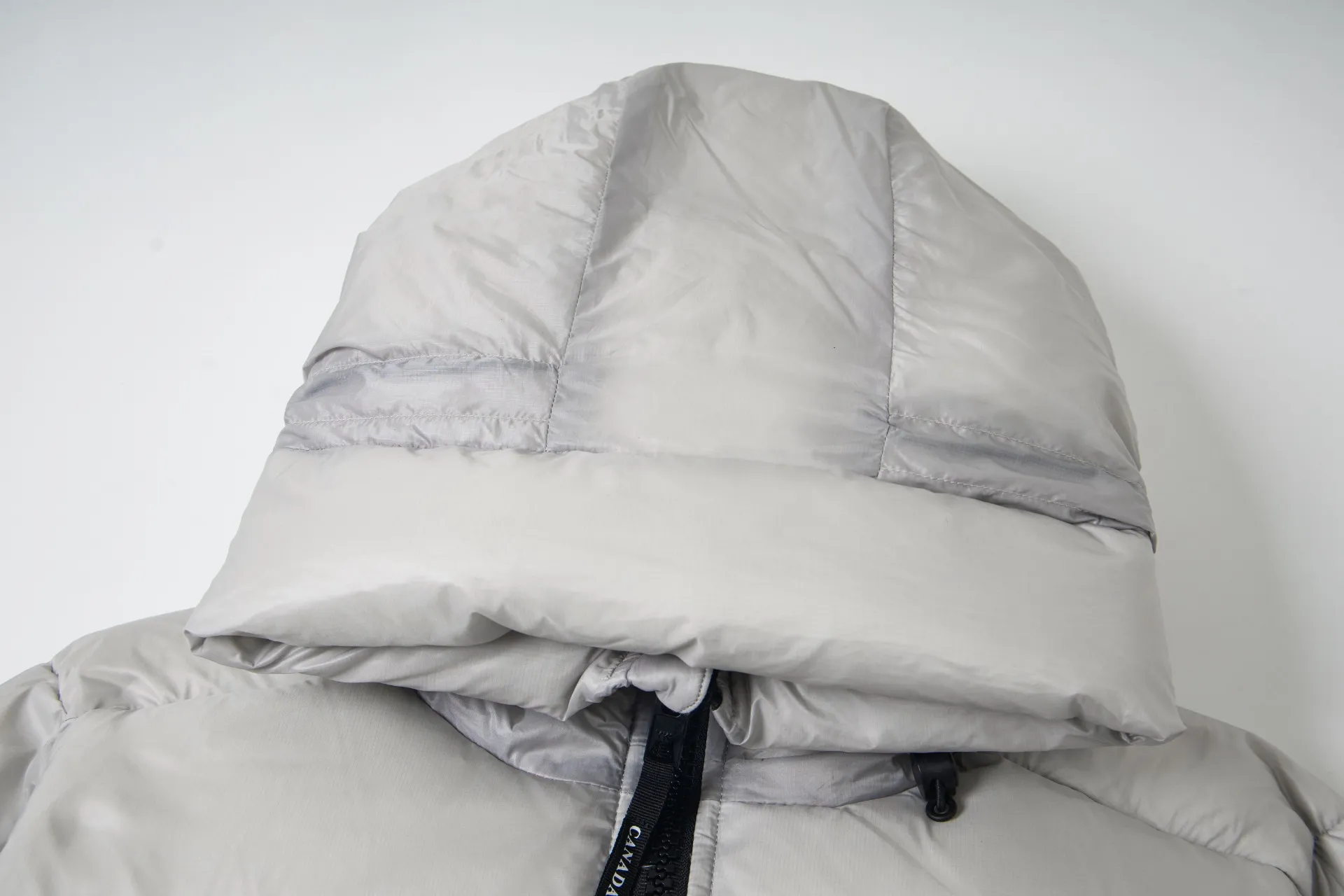 P790 model number: G122 Canada Goose's new Crofton series of lightweight couple's hooded down jacket 1️⃣The fabric is made of recycled Feather-Light tear-resistant fabric, which is ultra-light and has no sense of weight on the upper body. The unique black label highlights the temperament. The interior is filled with white duck down, making the upper body very light and comfortable! 2️⃣It is very youthful and energetic, and can be easily worn by both men and women. It is very in line with the fashion aesthetic concepts of today's young people! 3️⃣ Full set of customized accessories, complete with three standards, same style for men and women, a must-have for couples Color: Picture color Size: S, M, L, XL